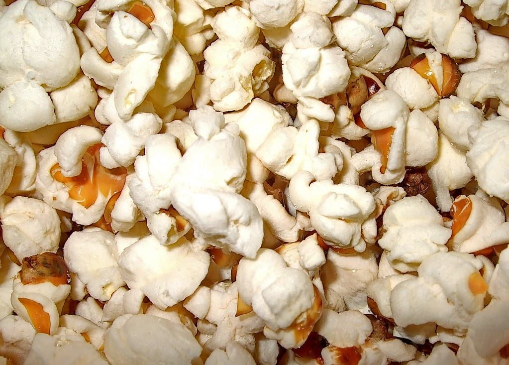 Nahaufnahme von frisch gepopptem, leicht gesalzenem Popcorn