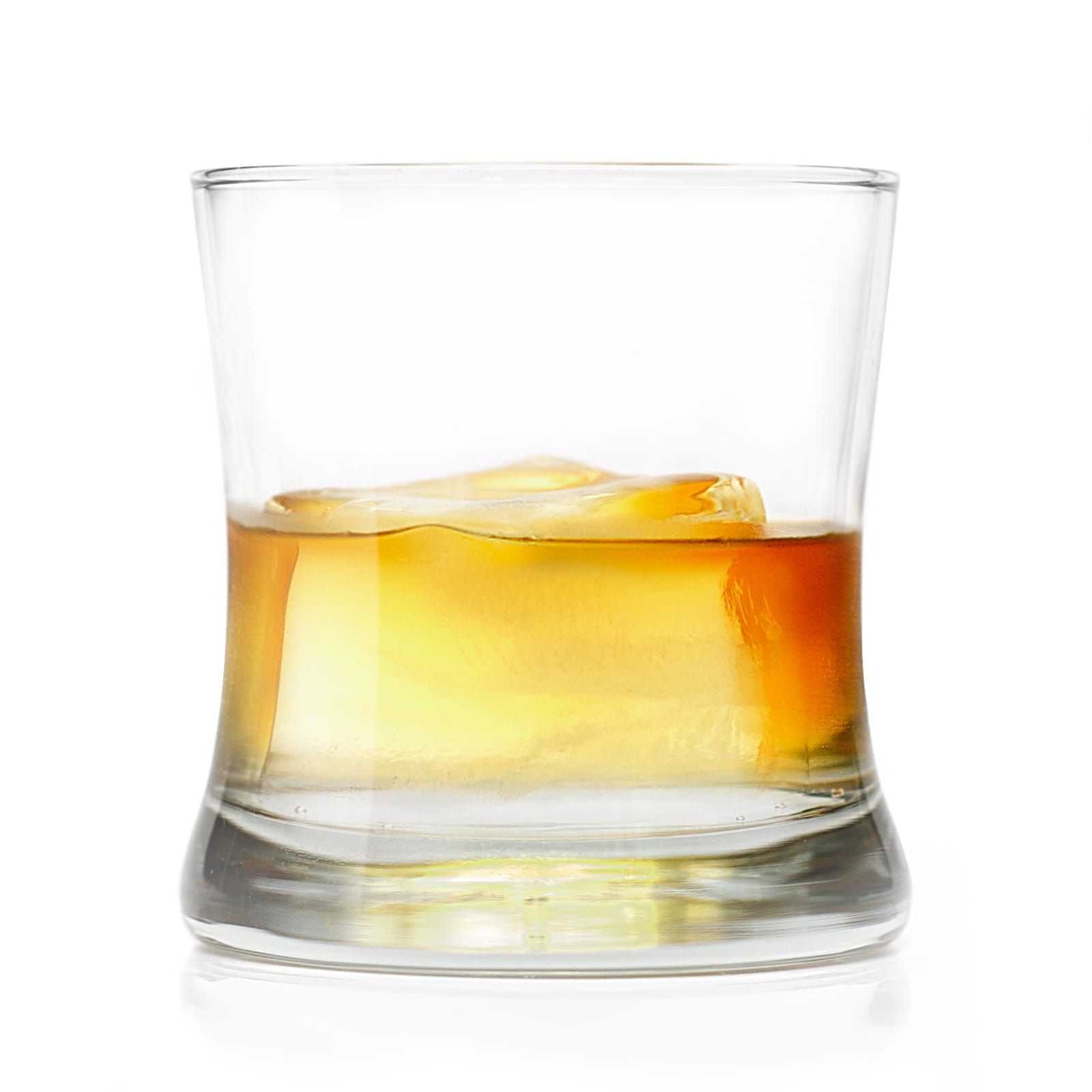 Glas mit goldbraunem Whisky und einem großen Eiswürfel vor weißem Hintergrund